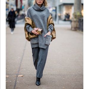 ZARA Oversized Gray Sweater (S) With Fur Pockets